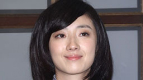 桂纶镁再次牵手自闭症儿童 曾与李连杰共同合作