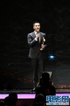 赵又廷获最佳新人奖 熊抱《艋胛》导演钮承泽