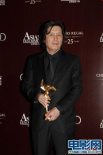 韩国导演李沧东获最佳编剧 后台持奖杯淡定潇洒