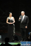 刘嘉玲上台颁发最佳男主角 仪态端庄小露香肩