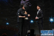 《诗》李沧东当选最佳导演 拥抱颁奖嘉宾章子怡