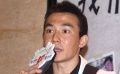 刘畊宏与王婉霏夫妻档玩出心得 带着假娃娃做宣传