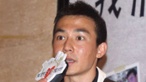 刘畊宏与王婉霏夫妻档玩出心得 带着假娃娃做宣传