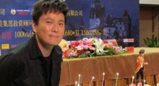 張信哲演唱會(huì)媲美音樂(lè)劇 歌迷送旋轉(zhuǎn)舞臺(tái)蛋糕慶祝