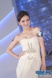 熊黛林黑色長(zhǎng)裙出席活動(dòng) 半露酥胸性感異常