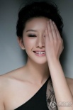 唐一菲拍写真大秀妖娆曲线 不排斥与凌潇肃合作
