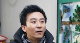 趙毅自編自導上演“美女救英雄” 心情大好玩幽默