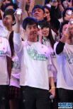 任贤齐墨镜亮相彩排 举闪亮五角星为灾区祈愿