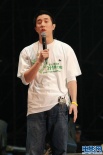 房祖名賣力獻唱賑災晚會 與成龍父子同心做公益