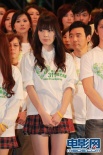 日本美少女团体AKB48献唱311 红格短裙青春活力