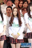 日本美少女团体AKB48献唱311 红格短裙青春活力