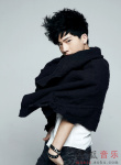 井柏然最新个性写真 黑色哈伦裤诠释另类新时尚