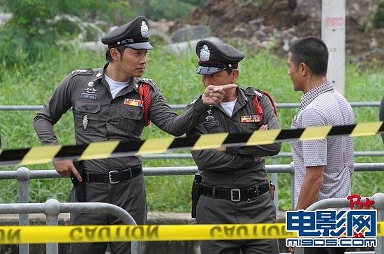 身穿泰国警察制服的谭耀文与郭富城,廖启智冲突不断,脸色青黑,让人忠