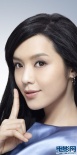官恩娜代言秀水嫩亮白肌肤 美瞳闪耀眼波动人