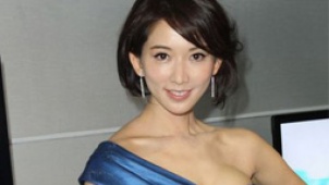 林志玲斜肩蓝裙妩媚代言 祝福孙燕姿否认明年结婚