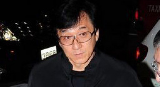 眾好友拜祭鄧光榮靈堂 成龍、洪金寶等送別大哥