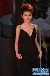 周秀娜低胸礼服大秀事业线 亮相红毯展傲人上围