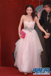 贾晓晨淡粉色低胸裙亮相 笑容甜美大秀酥胸
