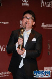 陳奐仁喜獲最佳新人獎(jiǎng) 親吻小金人敬禮答謝影迷