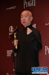 鮑德熹憑《孔子》獲最佳攝影獎 與小金人合影