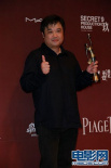 张嘉辉凭《叶问2》获最佳剪接奖 与小金人合影