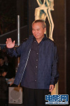 侯孝贤微笑亮相红地毯 改良中式上衣低调得体