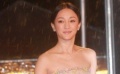 周迅身着白色低胸短裙 性感迷人冒雨走红毯