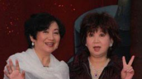 鲍起静、朱咪咪大摆胜利手势 贵气大方信心十足