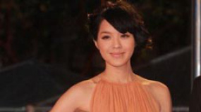 官恩娜橘色飄逸長裙亮相紅毯 優(yōu)雅迷人顯自信