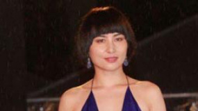 何超儀深V紫色長裙亮相 真空上陣盡顯酥胸美背