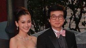 Angelababy牵手黄百鸣亮相红毯 低胸拖尾长裙尽显妩媚