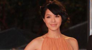 官恩娜橘色飄逸長裙亮相紅毯 優(yōu)雅迷人顯自信