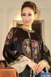 名模瑞莎与李晓涵齐代言 性感诱惑PK典雅婉约
