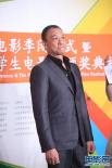 “老戲骨”王學圻亮相紅毯 笑容滿面精神奕奕
