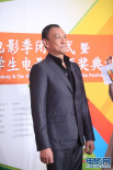 “老戲骨”王學圻亮相紅毯 笑容滿面精神奕奕