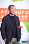 《碧罗雪山》导演刘杰出席红毯 休闲西装展信心