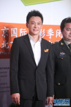 《歼十出击》剧组亮相走红毯 王斑展现自信笑容
