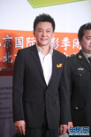 《殲十出擊》劇組亮相走紅毯 王斑展現(xiàn)自信笑容