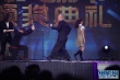 葛优斩获最佳男演员奖 冯小刚单膝跪地为其颁奖