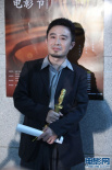 高峰手捧獎(jiǎng)杯亮相后臺(tái) 獲得最佳電視電影導(dǎo)演獎(jiǎng)