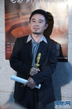 高峰手捧獎杯亮相后臺 獲得最佳電視電影導(dǎo)演獎