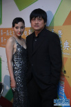 周楚楚、张扬后台齐亮相 性感佳人搭配有为导演