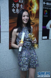 姚晨獲得最受歡迎女演員 后臺(tái)手捧獎(jiǎng)杯大展笑容