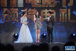 姚晨获得最受欢迎女演员奖 亲吻奖杯自称感荣耀