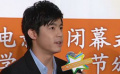 王柏杰黑色西装帅气亮相 接受采访表示十分紧张