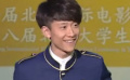 张一山一身蓝色制服亮相 胸前小金猴耀眼夺目