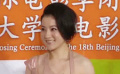 金铭金色短裙秀美肩 微笑迷人引全场注视