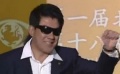 《戒烟不戒酒》剧组登台亮相 朱时茂黑超魅力十足