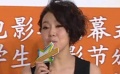 闫妮身着黑色短裙走上红毯 盼《武林外传》拿奖