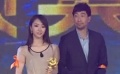启星、王千源为最佳电视电影《我是植物人》颁奖